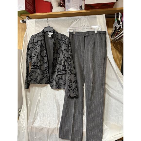 Sag Harbor Women's Gray Pin Stripe Paisley Long Sleeve Pant Suit Set Sz 8 - Picture 2 of 9